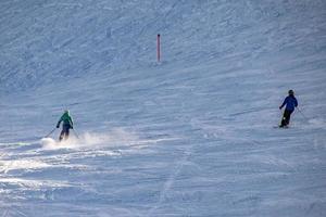 esquiadores sobre fondo de nieve de los alpes foto