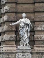 estatua de cicero en el edificio cassazione roma foto