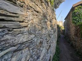 callejón medieval de sant ilario génova italia foto