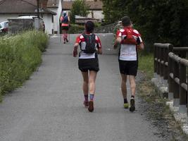 cantalupo ligure, italia - 15 de mayo de 2021 - puerta de piedra porte di pietra trial running marathon foto