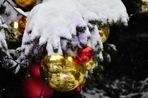 detalle de la bola del árbol de navidad de navidad de cerca bajo la nieve foto