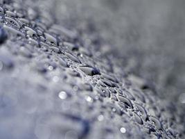 gotas de lluvia sobre metal azul cerrar macro foto
