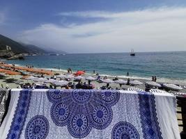 monterosso al mare, italia - 8 de junio de 2019 - el pintoresco pueblo de cinque terre italy está lleno de turistas foto