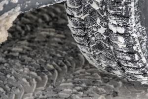 neumático de nieve de invierno del detalle del coche foto