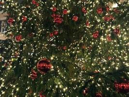 decoraciones de bolas rojas del árbol de Navidad en el mercado callejero foto