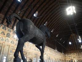 padova, italia - 23 de abril de 2022 - padova palazzo della ragione antigua sala de justicia del tribunal de justicia medieval abierta al público después de la pandemia de covid 19 foto