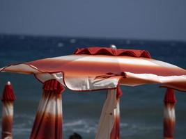 sombrillas de verano en la playa de liguria foto