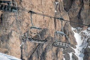 telesilla para esquiadores en invierno nieve dolomitas antecedentes foto