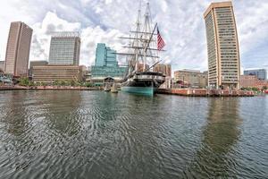 cañones de fregate de constelación en el puerto de baltimore foto