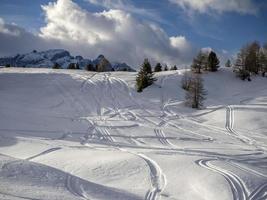 dolomitas nieve panorama esquí alpino pistas fuera de pendiente foto