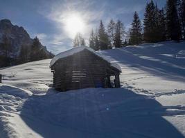 dolomitas nieve panorama cabaña de madera val badia armentara foto