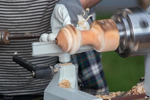 manos trabajando madera de cerca foto