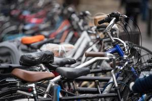 muchas bicicletas en cambridge gran bretaña foto