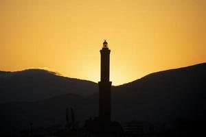 Génova Lanterna famoso faro ciudad símbolo silueta al atardecer foto