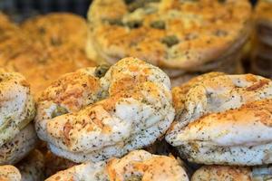 pan de focaccia a la venta en el mercado foto