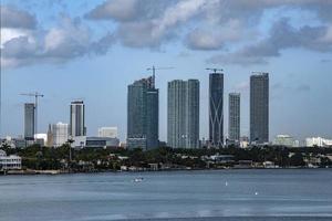 panorama de la vista del centro de miami al atardecer foto