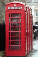 cabina roja de teléfono inglés en cambridge foto
