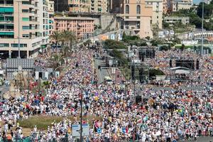 genova, italia - 27 de mayo de 2017 - papa francisco visitando genova para la misa en kennedy place foto