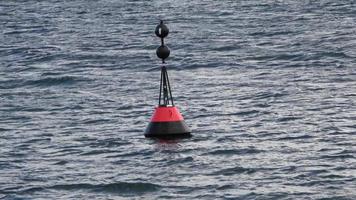 een boei Aan de stormachtig Baltisch zee Bij timmendorfer strand. video