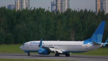 sankt petersburg, russland 26. juli 2022 - boeing 737, ra 73230 von pobeda bremst nach der landung auf dem internationalen flughafen pulkovo video