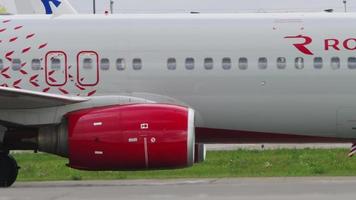 kazan, ryska federation september 14, 2020 - passagerare boeing 737, vq bue av rossiya beskattning på kazan flygplats, tatarstan. jet plan anländer video