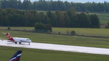 kazan, federación rusa 14 de septiembre de 2020 - mitsubishi crj 200er, vq bot de uvt aero llegada al aeropuerto de kazan, tatarstán. freno de avión a reacción video
