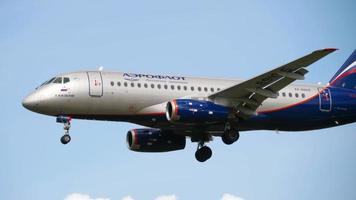 moscou, fédération de russie 12 septembre 2020 - sukhoi superjet 100 95b, ra 89105 de la compagnie aérienne aeroflot atterrissant à l'aéroport de sheremetyevo. concept de tourisme et d'aviation video