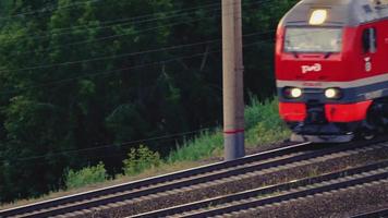 nowosibirsk, russland 30. juni 2019 - zug auf der brücke über den fluss ob an einem sommerabend video