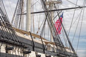 cañones de fregate de constelación en el puerto de baltimore foto