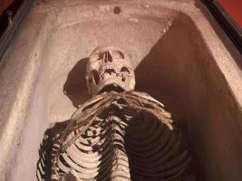 esqueleto en sarcófago de mármol romano foto