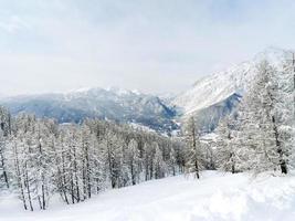 pendiente de montaña nevada en la región de esquí a través de lattea foto