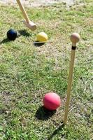 juego de croquet en césped verde foto