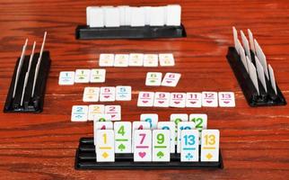 juego de fichas en el estante del juego rummy foto