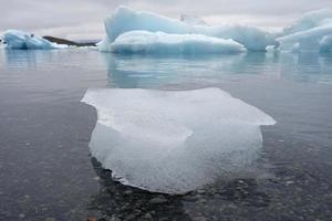 laguna glaciar jokulsarlon en islandia con icebergs y agua clara foto