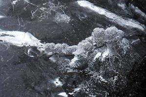 Bloques de hielo glacial arrastrados a tierra en Diamond Beach, Islandia foto