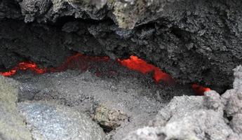 destellos de lava cerca del volcán más nuevo de islandia, geldingadalir foto