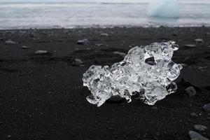 Bloques de hielo glacial arrastrados a tierra en Diamond Beach, Islandia foto