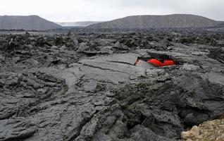 destellos de lava cerca del volcán más nuevo de islandia, geldingadalir foto