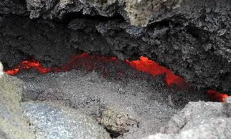 destellos de lava cerca del volcán más nuevo de islandia, geldingadalir foto