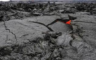destellos de lava cerca del volcán más nuevo de islandia, geldingadalir foto