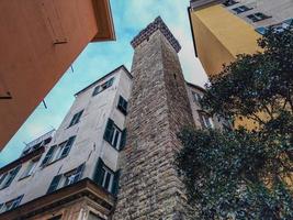 genova embriaci torre casco antiguo medieval foto