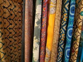 ropa de tela india de muchos colores en el mercado foto