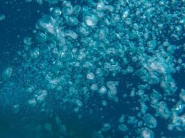 buzo burbujas en una cueva bajo el agua foto