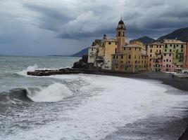 camogli, liguria, italia pintoresco pueblo de pescadores durante la tormenta del mar oleaje foto