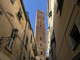 noli pueblo medieval en liguria italia torre foto