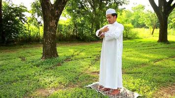 joven musulmán asiático rezando a allah de dios. concepto de festival de ramadán. video