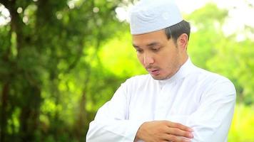 jovem muçulmano asiático orando a alá do conceito de festival god.ramadan. video