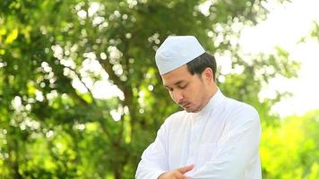 jovem muçulmano asiático orando a alá do conceito de festival god.ramadan.