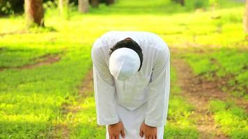 joven musulmán asiático rezando a allah de dios. concepto de festival de ramadán. video