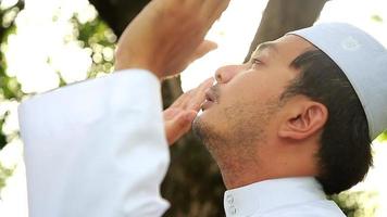 joven musulmán asiático rezando a allah de dios. concepto de festival de ramadán. video